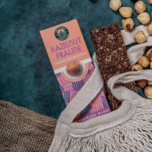 hazelnut-praline-cereal-bar-in-paper-packaging
