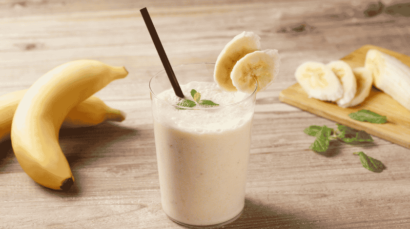 Smoothie μπανάνα με φυστικοβούτυρο και γάλα αμυγδάλου