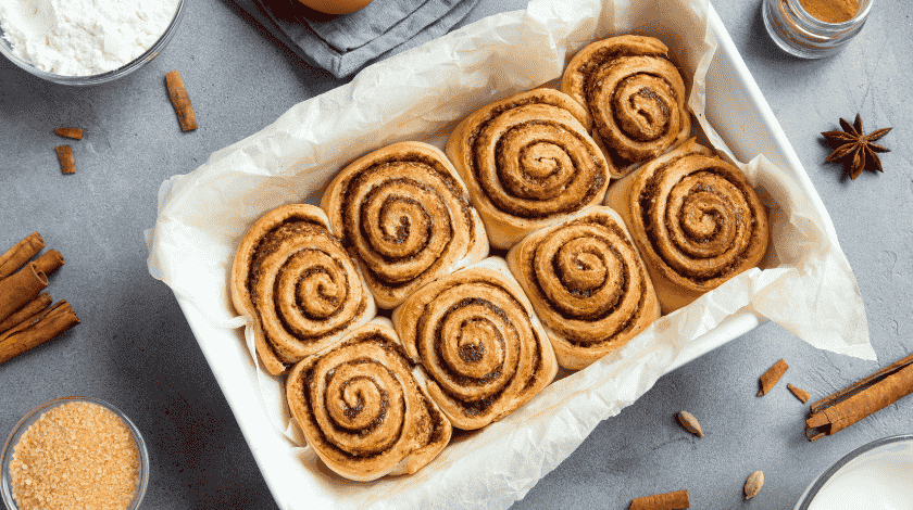 Αφράτα Cinnamon Rolls με κανέλα και cream cheese frosting
